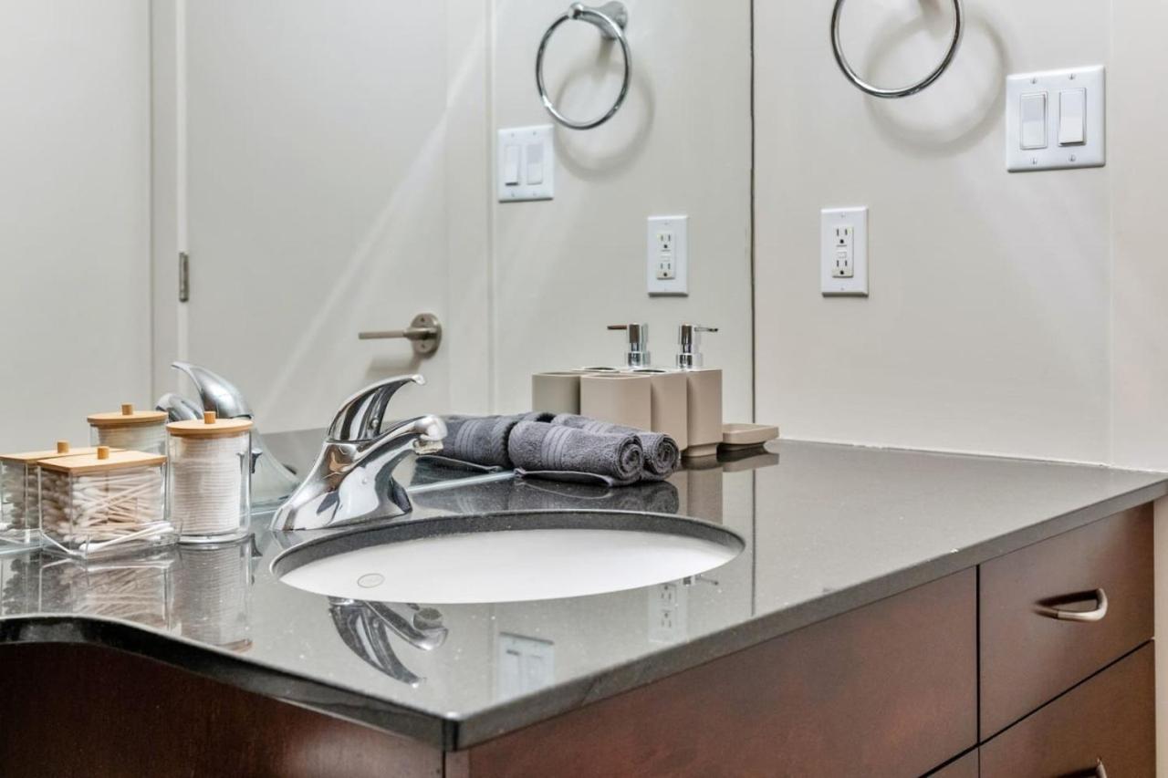Upscale Penthouse Stay With Mountain & City Views, Free Parking, Bbq Grill, Office Space & More YYC Exterior foto
