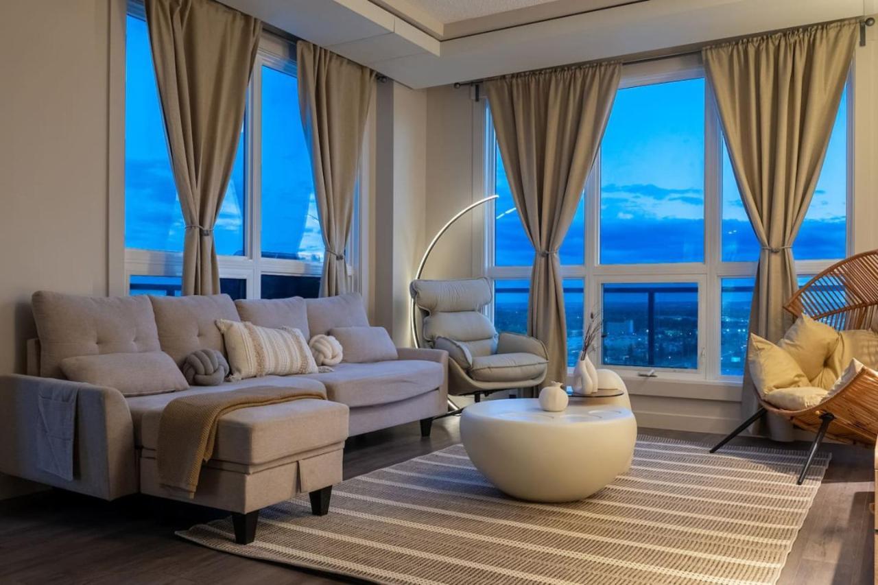 Upscale Penthouse Stay With Mountain & City Views, Free Parking, Bbq Grill, Office Space & More YYC Exterior foto