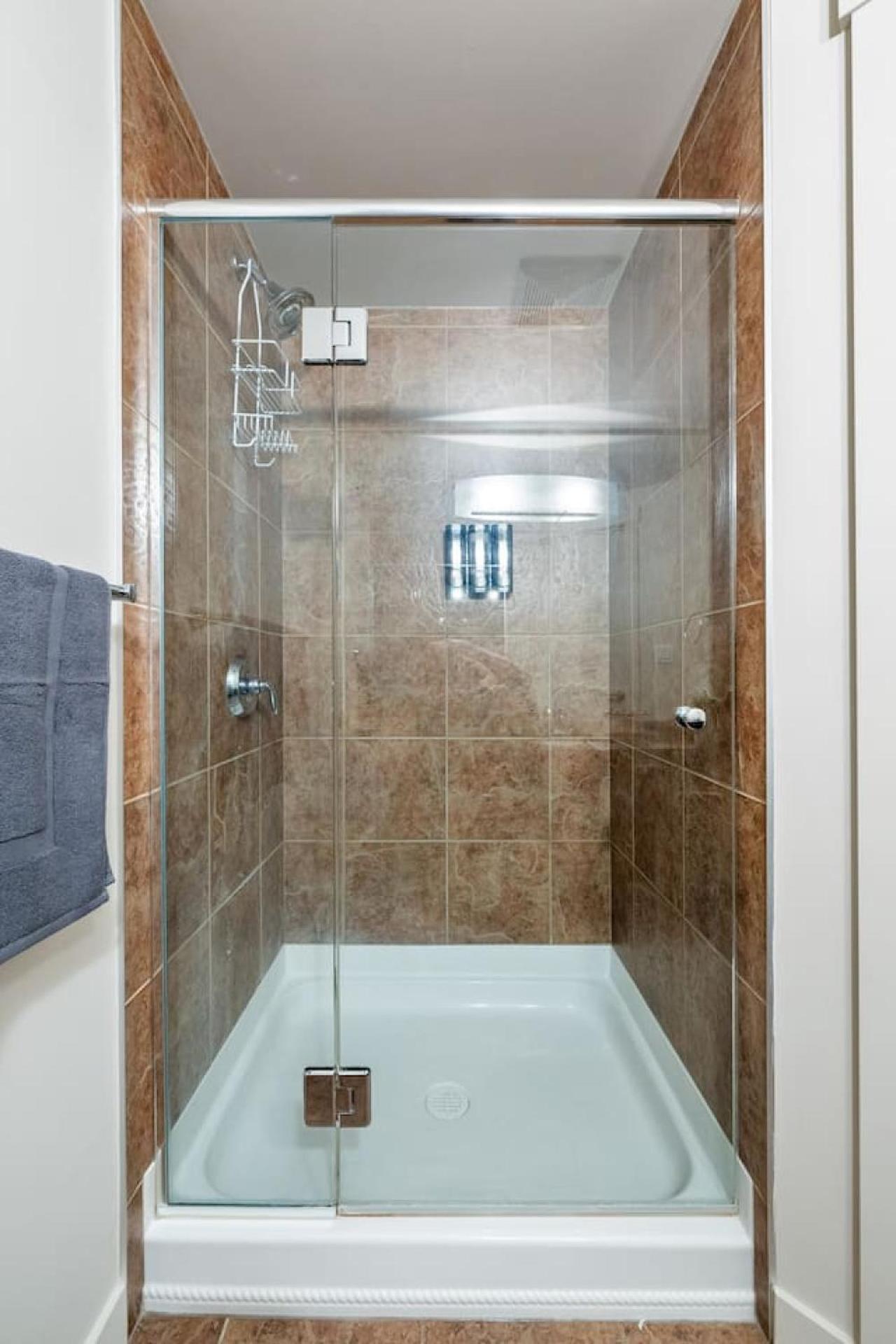 Upscale Penthouse Stay With Mountain & City Views, Free Parking, Bbq Grill, Office Space & More YYC Exterior foto